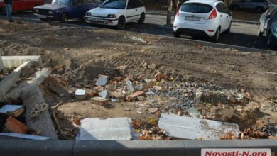 Жители Корабельного района недовольны дорожниками, которые «закатали» строительный мусор прямо во дворе (видео) | Корабелов.ИНФО image 1