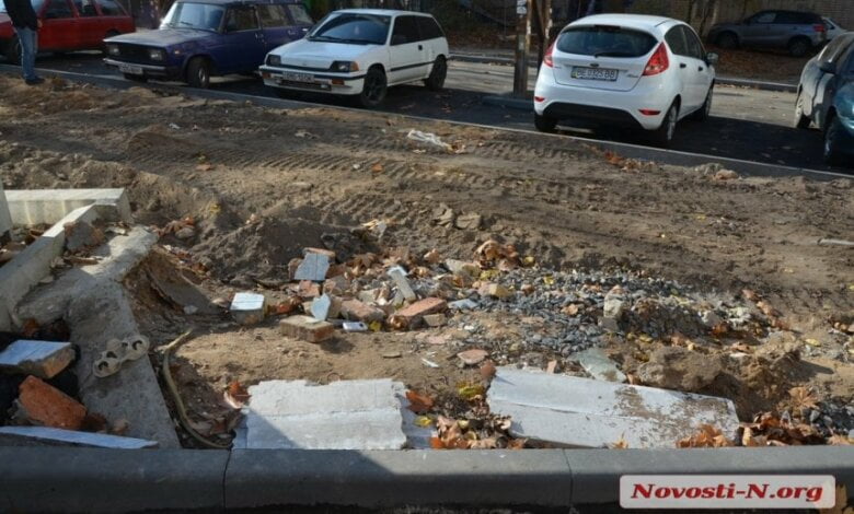 Жители Корабельного района недовольны дорожниками, которые «закатали» строительный мусор прямо во дворе (видео) | Корабелов.ИНФО image 1