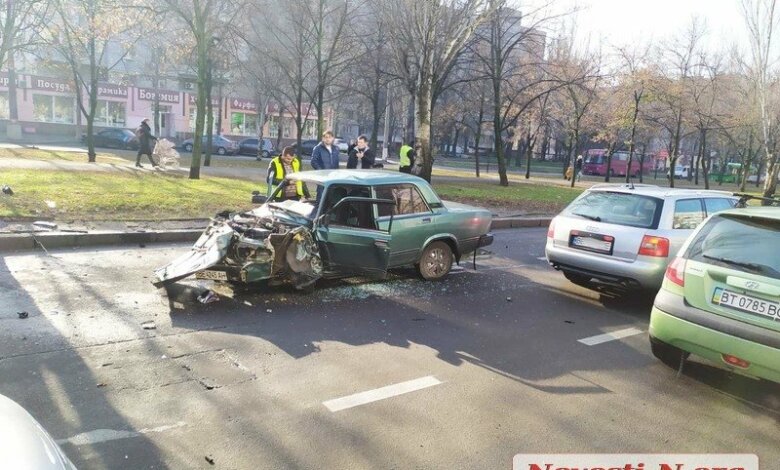В Николаеве ВАЗ врезался в 2 дерева и отлетел в "Ауди": пострадали водитель и девочка-пассажир | Корабелов.ИНФО image 3