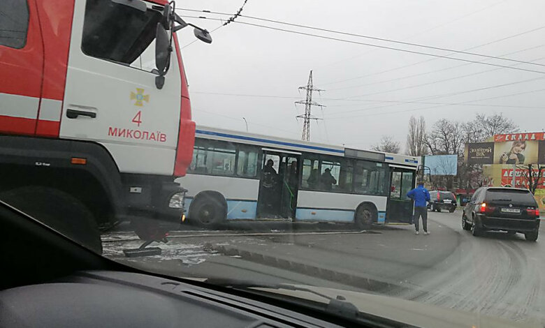 На проспекте Богоявленском в Николаеве на ходу загорелся пассажирский автобус | Корабелов.ИНФО