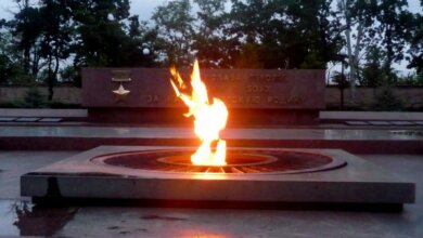В Николаеве парень плюнул в Вечный огонь, а девушка грела возле него ноги (ВИДЕО) | Корабелов.ИНФО