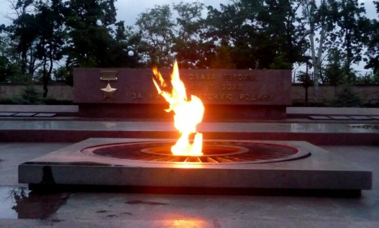 В Николаеве парень плюнул в Вечный огонь, а девушка грела возле него ноги (ВИДЕО) | Корабелов.ИНФО