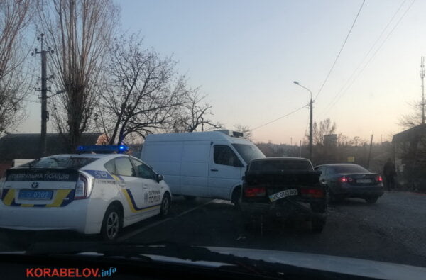 Микроавтобус на "встречке" столкнулся с автомобилем "ВАЗ", его водителя госпитализировали: ДТП в Корабельном районе | Корабелов.ИНФО image 2