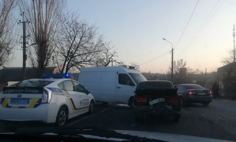 Микроавтобус на "встречке" столкнулся с автомобилем "ВАЗ", его водителя госпитализировали: ДТП в Корабельном районе | Корабелов.ИНФО image 2