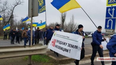 Аграрии под Николаевом перекрыли трассу на Херсон: бастуют против продажи земли | Корабелов.ИНФО
