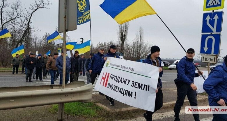 Аграрии под Николаевом перекрыли трассу на Херсон: бастуют против продажи земли | Корабелов.ИНФО