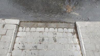 «Прям из-под бордюра хлещут стоки»: в Корабельном районе - очередная авария на сети "Николаевводоканала" | Корабелов.ИНФО image 1