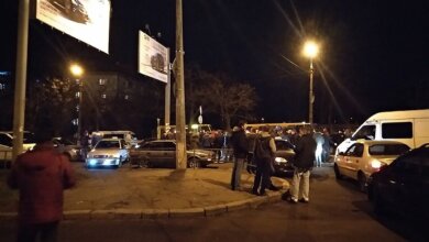 Николаевские таксисты час блокировали движение на Варваровском мосту, требуя ареста виновника смертельного ДТП | Корабелов.ИНФО image 4