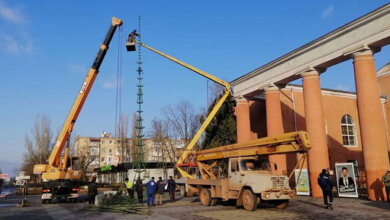 На площади перед ДК "Корабельный" в Николаеве устанавливают "старую новую" ёлку (Видео) | Корабелов.ИНФО image 3