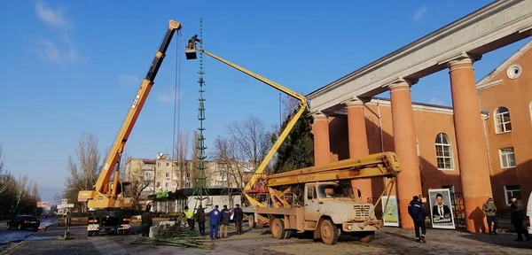 На площади перед ДК "Корабельный" в Николаеве устанавливают "старую новую" ёлку (Видео) | Корабелов.ИНФО image 3