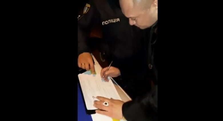 На Николаевщине пьяный мужчина помочился на служебное авто полицейских (видео) | Корабелов.ИНФО