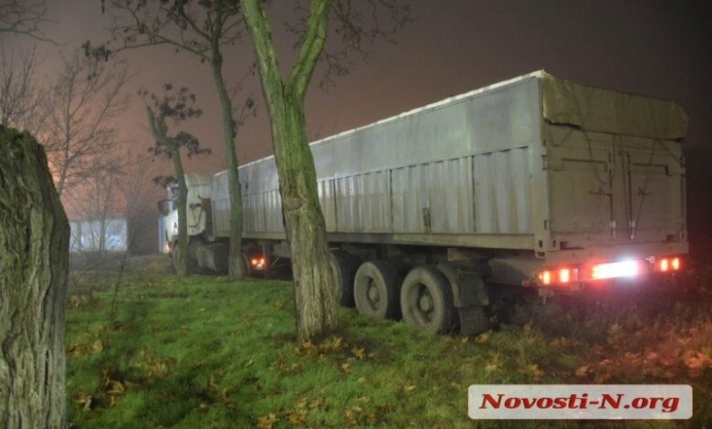 В Корабельном районе "фуру" подрезала "маршрутка" - зерновоз слетел с дороги | Корабелов.ИНФО