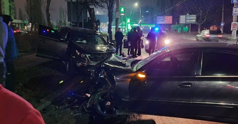 Лоб в лоб столкнулись два автомобиля такси в Николаеве: двое пострадавших | Корабелов.ИНФО