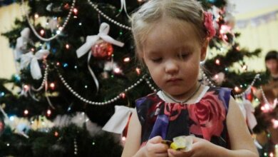 В Николаеве детям после новогодних концертов вручили подарки с просроченными конфетами | Корабелов.ИНФО