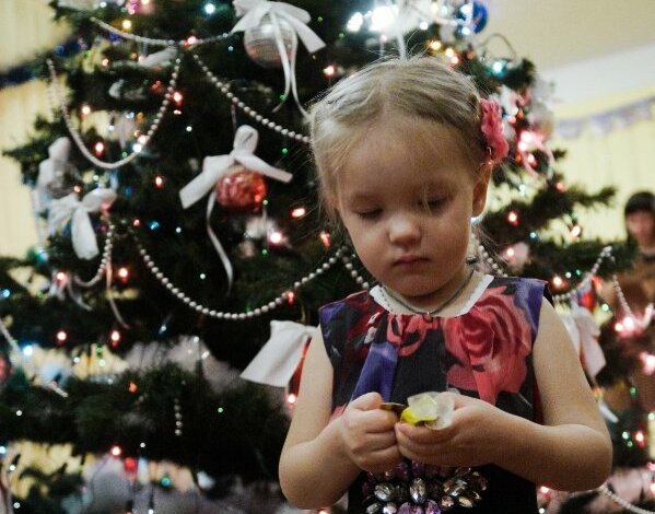 В Николаеве детям после новогодних концертов вручили подарки с просроченными конфетами | Корабелов.ИНФО