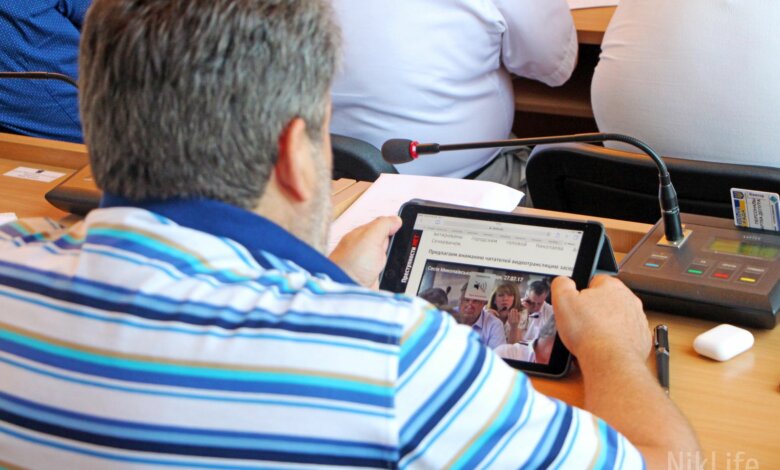 депутат горсовета со своим планшетом