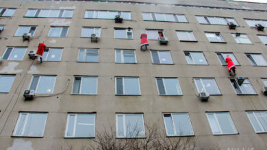 С крыши Николаевской детской больницы спустились Деды Морозы и Снегурочка | Корабелов.ИНФО image 1