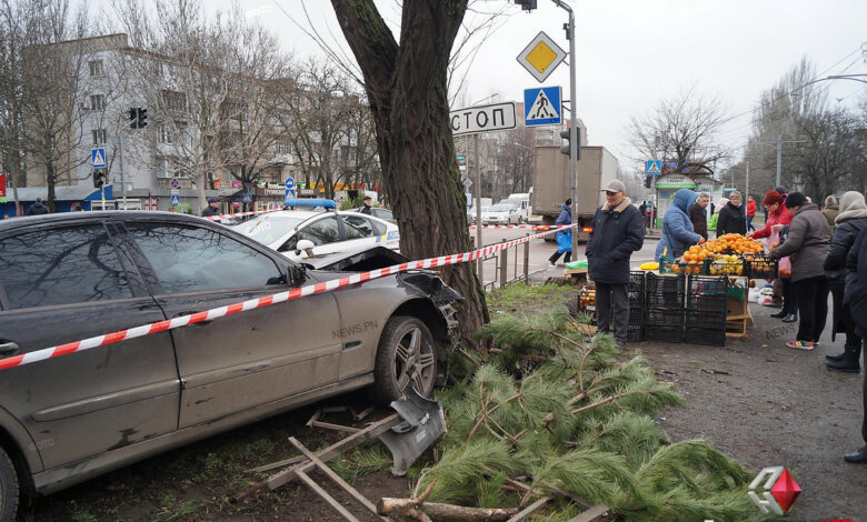На проспекте Богоявленском «Mercedes» влетел в дерево, едва не задев торговцев | Корабелов.ИНФО image 2