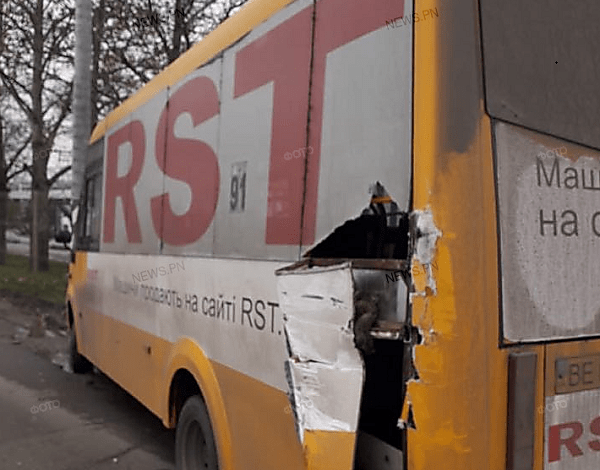 На перегоне в Корабельном районе фура «притерла» маршрутку с пассажирами | Корабелов.ИНФО