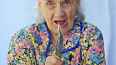 Бабушка-шантажистка "сбила" с николаевского полицейского 7000 грн, "заставляя его работать" | Корабелов.ИНФО