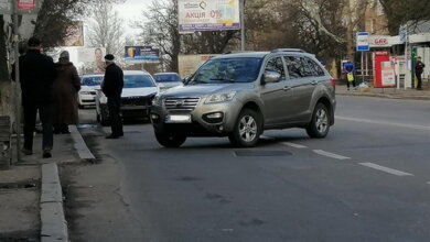 Возле остановки общественного транспорта в Корабельном районе столкнулись два автомобиля | Корабелов.ИНФО image 2