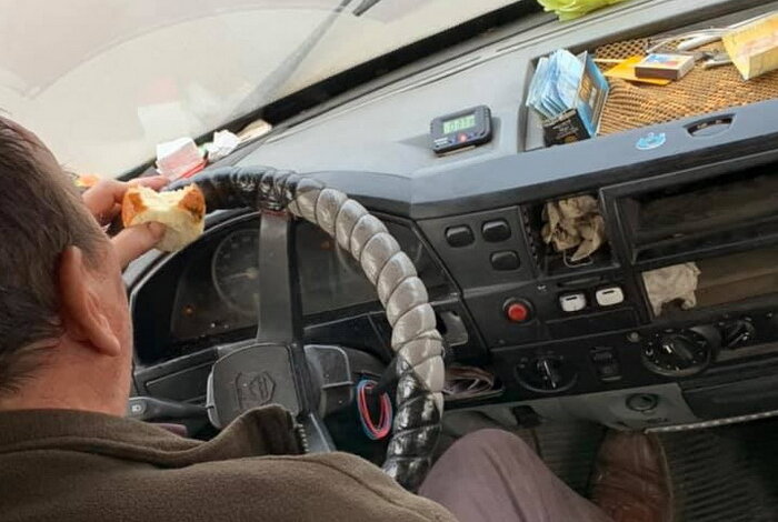 "Скотовоз эталонный: срач и ужас!!!", - николаевцы который месяц возмущаются машиной-"сараем" на маршруте №1 (фото) | Корабелов.ИНФО image 1