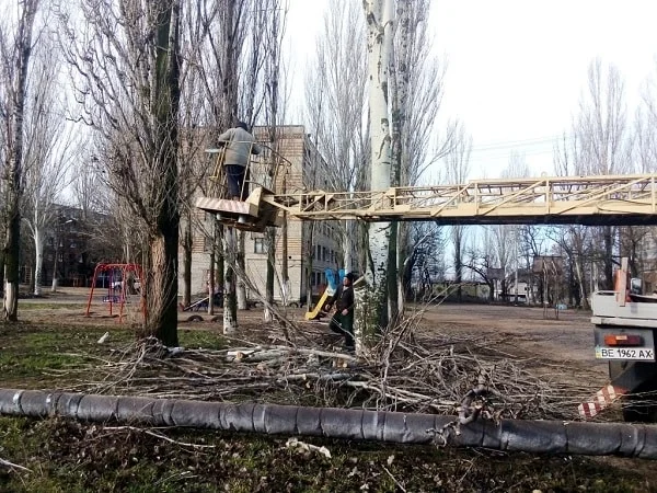 У Корабельному прибирали опале листя та сміття | Корабелов.ИНФО image 1