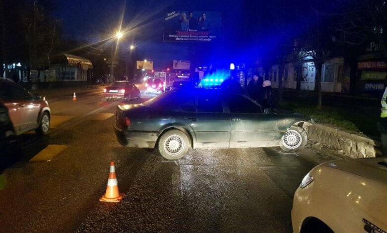 В Корабельном районе BMW врезался в бордюр — водитель сбежал | Корабелов.ИНФО