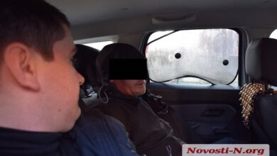 В Корабельном районе наркоман с ножницами напал на сотрудников "ПриватБанка", ранив одного из них | Корабелов.ИНФО