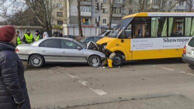 В Николаеве «лоб в лоб» столкнулись маршрутка и «Опель»: трое пострадавших (Видео) | Корабелов.ИНФО