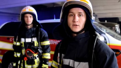 Николаевские спасатели пролезли между ступенями лестницы, поддержав мировой челлендж (видео) | Корабелов.ИНФО
