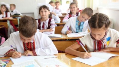В Николаеве двух учеников не пустили на праздник, так как они были не в вышиванке | Корабелов.ИНФО