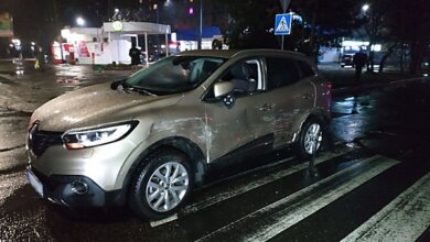 «Porsche Cayenne» сбил двух пешеходов на пешеходном переходе в Николаеве, протаранил «Renault» и скрылся с места ДТП | Корабелов.ИНФО