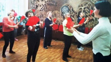 Китайському танцю з віялом вчать жінок поважного віку в Корабельному районі Миколаєва | Корабелов.ИНФО