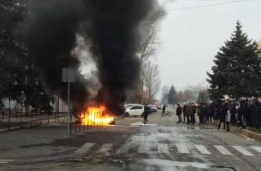 Убийство на Херсонщине: местные жители пикетировали отделение полиции и жгли шины | Корабелов.ИНФО image 1