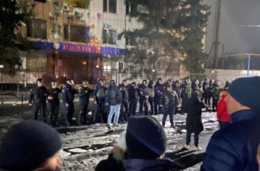 Убийство на Херсонщине: местные жители пикетировали отделение полиции и жгли шины | Корабелов.ИНФО image 2