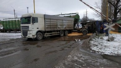 Поезд в Николаеве протаранил "фуру" с кукурузой | Корабелов.ИНФО image 3