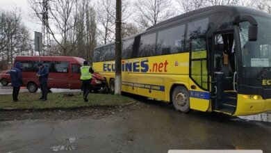 В Николаеве столкнулись международный автобус и маршрутка, ехавшая в Корабельный район: пострадали 5 человек | Корабелов.ИНФО image 2
