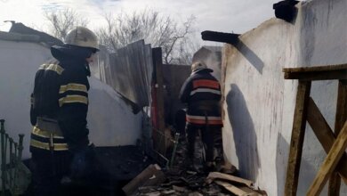 В селе Лиманы горел частный дом: пожарные успели спасти от огня расположенные рядом хозпостройки | Корабелов.ИНФО