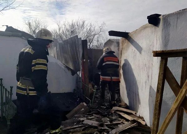 В селе Лиманы горел частный дом: пожарные успели спасти от огня расположенные рядом хозпостройки | Корабелов.ИНФО