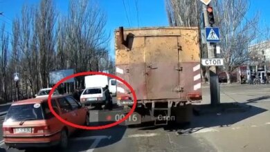 В Николаеве пешеходы "проучили" водителя «девятки», остановившейся на переходе (видео) | Корабелов.ИНФО