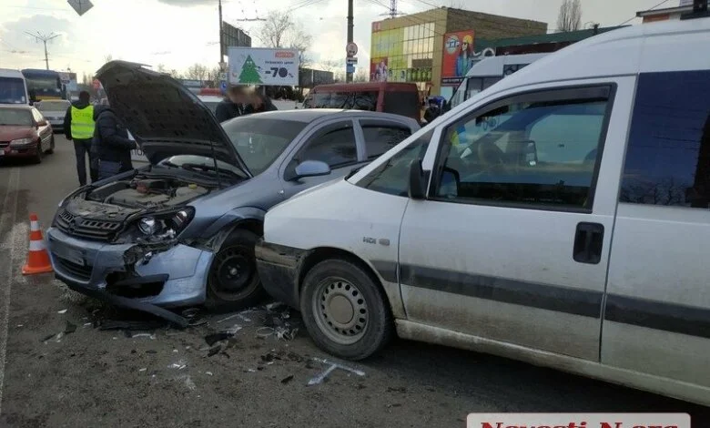 На проспекте Богоявленском в двух ДТП столкнулись 4 авто: есть пострадавшая, проезд заблокирован | Корабелов.ИНФО image 1