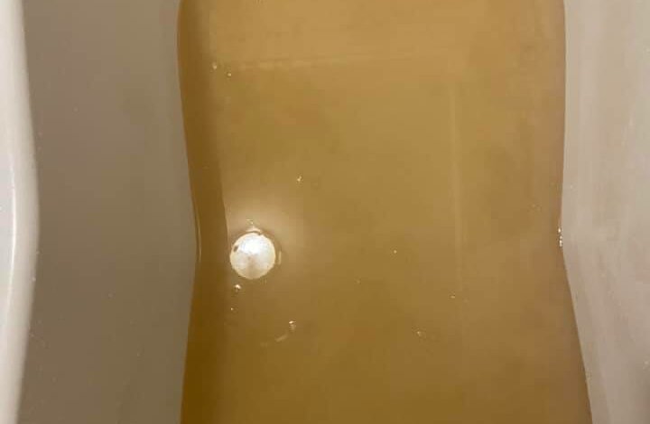 Из крана течёт вода цвета «анализов» и оставляет налет, - жалуются жители Корабельного района | Корабелов.ИНФО