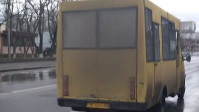 "А водила - прям мудило!": николаевский "маршрутчик" выгонял бабушку из салона, пока за нее не заплатил другой пассажир | Корабелов.ИНФО