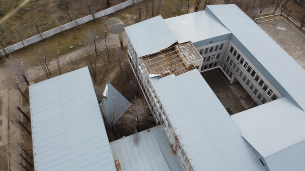 часть повреждений кровли шаколы №48