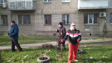 Пенсіонери в Корабельному районі займаються скандинавською ходьбою | Корабелов.ИНФО