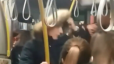 Хулиганы в Николаеве избили пассажира автобуса, который сделал им замечание (видео) | Корабелов.ИНФО