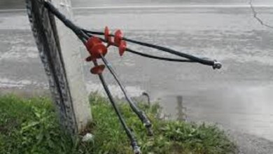 «Поки не трапилась біда», - мешканка Корабельного просить прибрати обірваний електропровід з вулиці | Корабелов.ИНФО