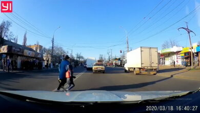 В Николаеве активист задержал пешехода-нарушительницу, на помощь которой приехал её сын-полицейский (ВИДЕО) | Корабелов.ИНФО image 1