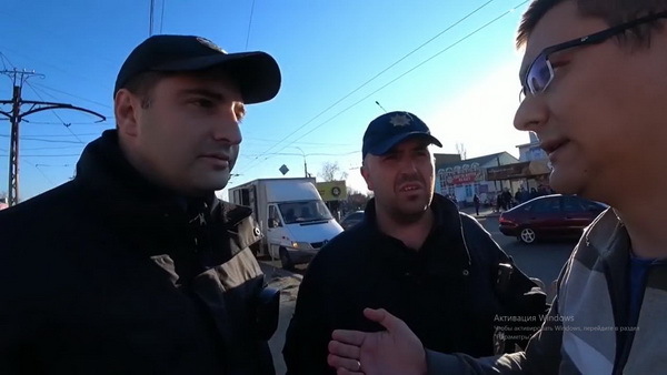 патрульные и активист о нарушении пешехода-нарушительницы